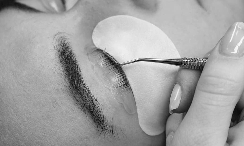 Wimpers permanent krullen met een lash lift, hoe werkt dat?